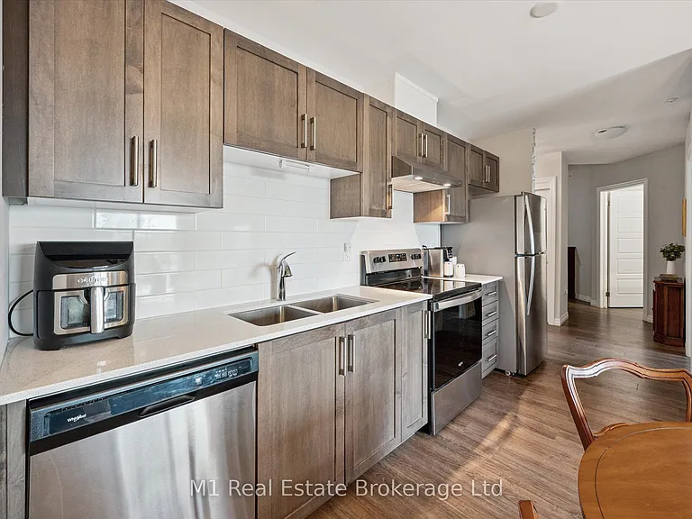 35 Kingsbury Sq #215 — Photo 16