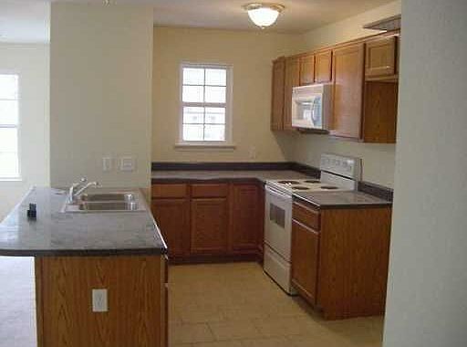 2nd image of 1104 E Jewell St