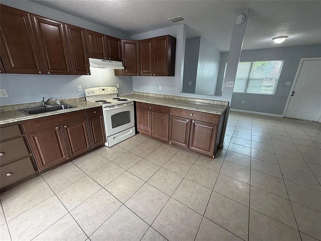 3 bed, 1.0 bath, 864 sqft, $1,275 — Photo 3