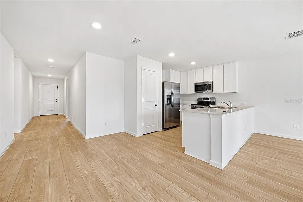 4 bed, 2.0 bath, 1733 sqft, $2,200 — Photo 4