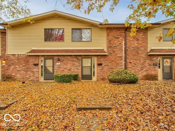 1010 Greenwood Trl E, Greenwood, IN 46142