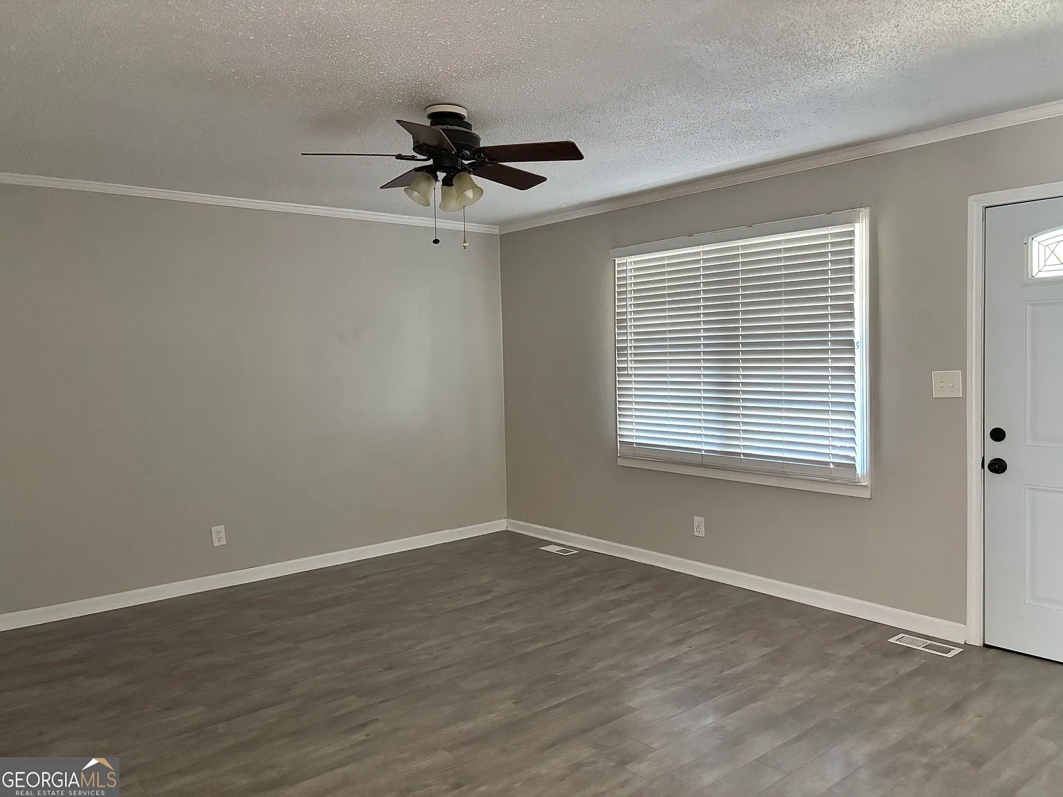 3 bed, 1.0 bath, 1211 sqft, $1,300 — Photo 2