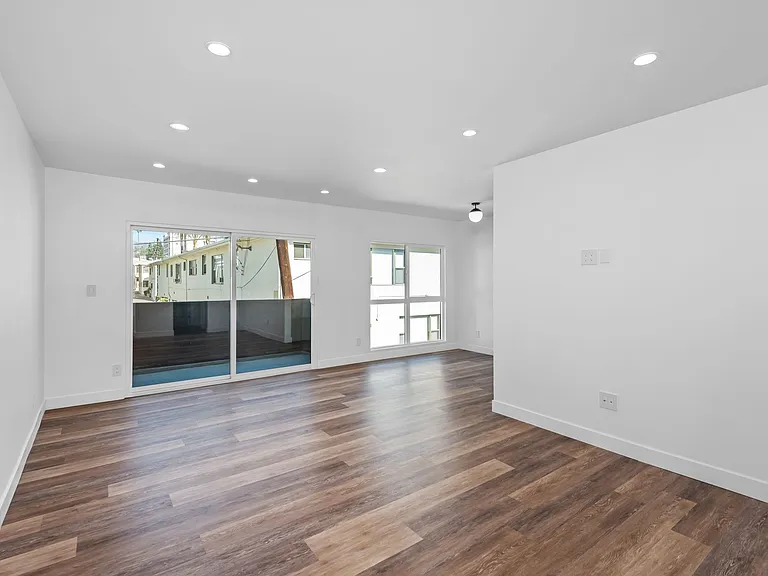 1563 Gordon St — Photo 8
