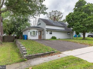 15 Heather Ln, Levittown, PA