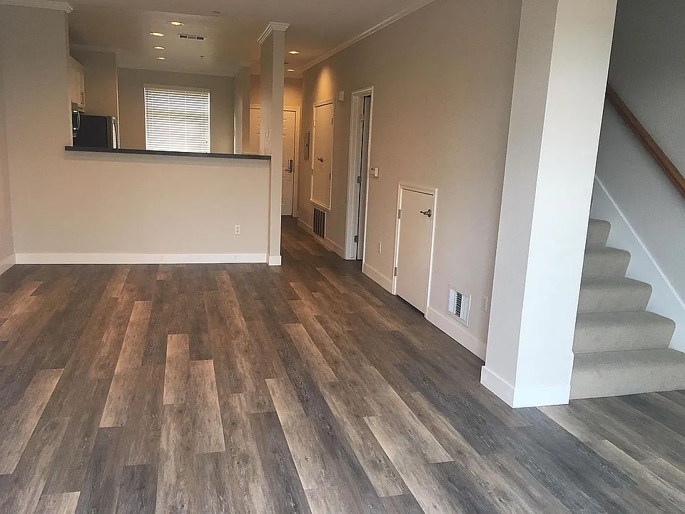 2x2.5 / 1325 sf - "Townhouse-style" apartment ~
