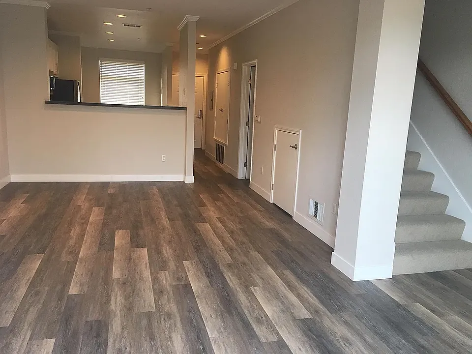 2x2.5 / 1325 sf - "Townhouse-style" apartment ~