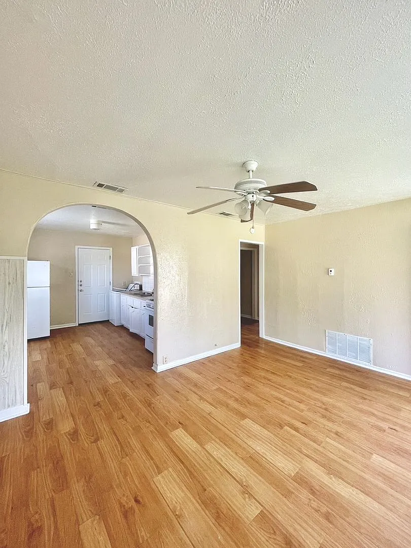 Cute 3 Bedroom 1 Bath Home with Chain Link Fenced Oversized Yard — Photo 2