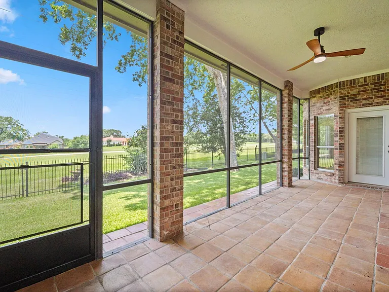 118 Hillsborough Dr W — Photo 15
