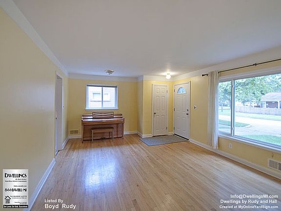 3rd image of 32524 Mackenzie Dr