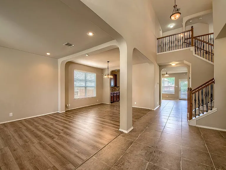 914 Armour Dr — Photo 2