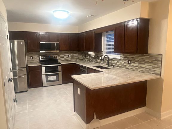 3rd image of 1557 Winthrope Dr