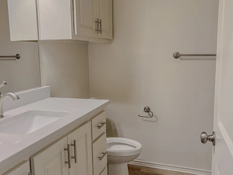 11913 Evanston Ave — Photo 10