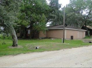 135 Kings Hl, Palacios, TX 77465