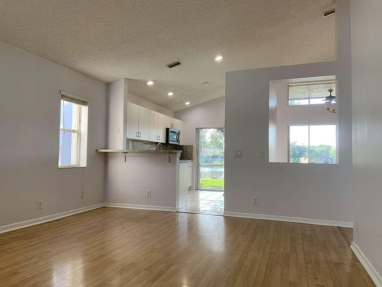 856 Stanton Dr — Photo 6