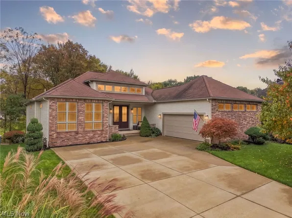 1137 Laurel Green Dr NE, North Canton, OH 44720