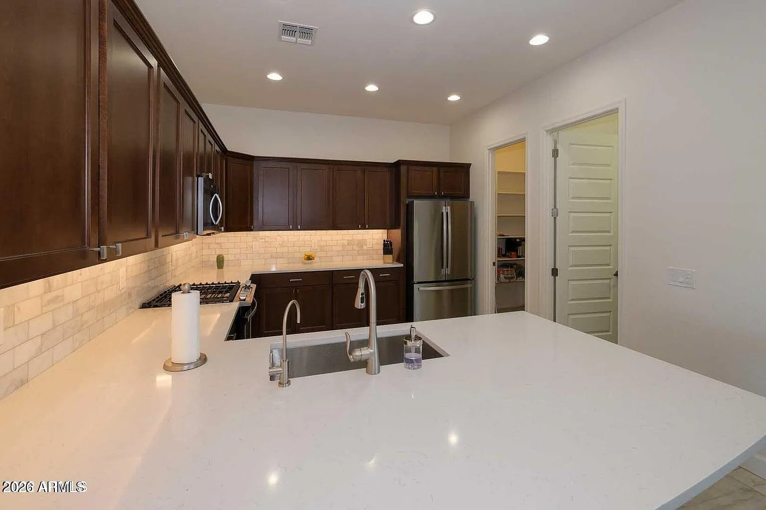 3 bed, 2.5 bath, 2051 sqft, $4,100 — Photo 2