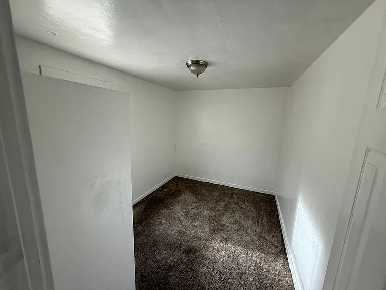 171 SW C St #8 — Photo 3