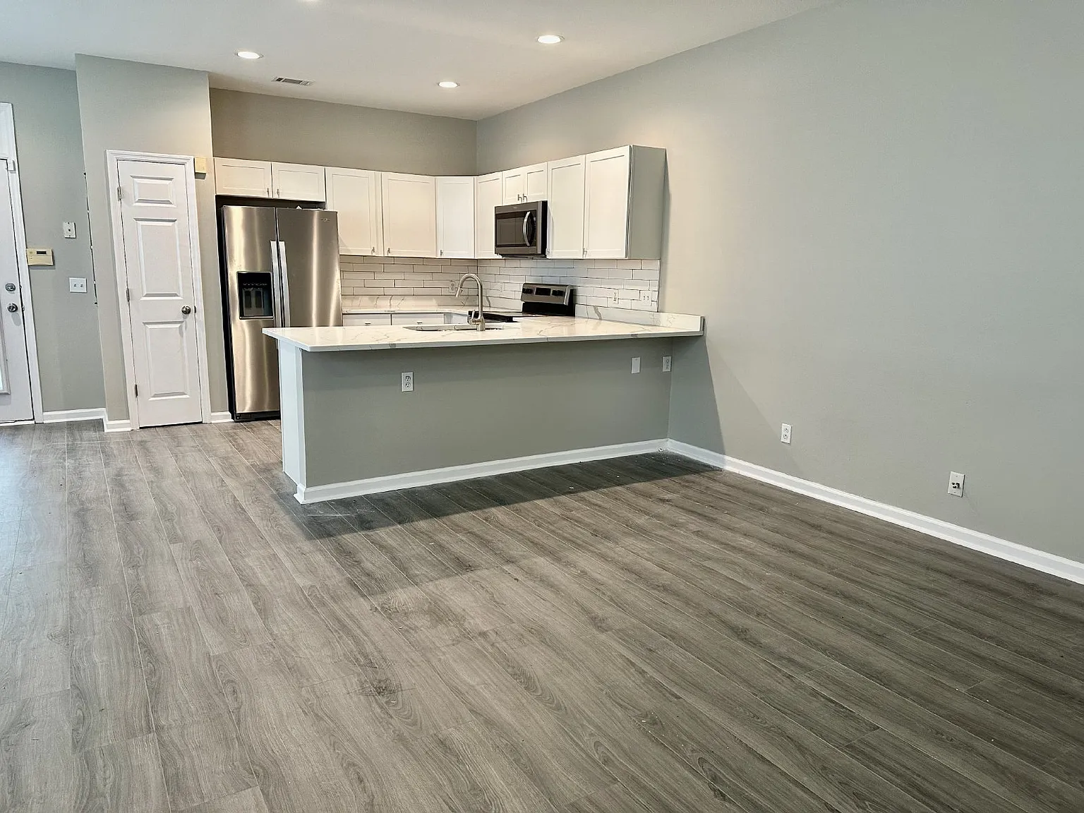 3 bed, 3.0 bath, 1710 sqft, $2,795 — Photo 3