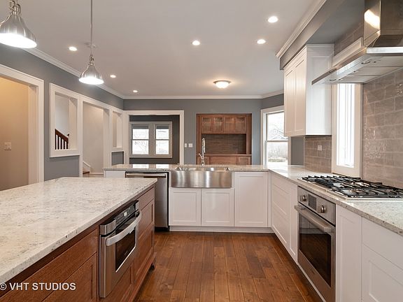 5th image of 1027 Clarence Ave