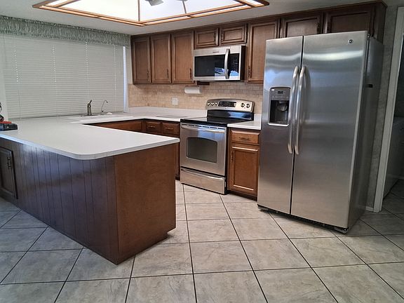 5th image of 1051 E Glade Ave