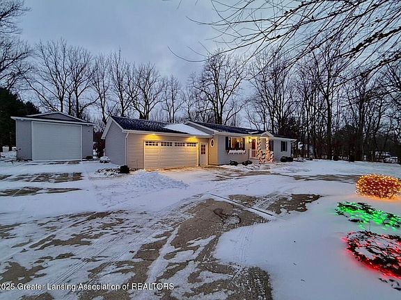 5th image of 408 N Shiawassee St