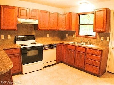 4th image of 402 Hayes St