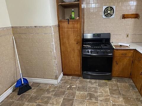 4th image of 110 Hastings Ave