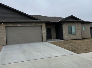 9930 Del Rio Dr, Lincoln, NE 68516