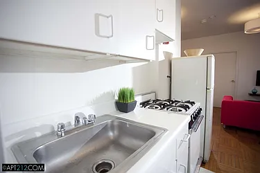 Rented by Robyn Lee, LREB