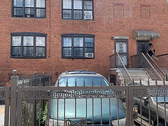 2nd image of 1764 Pacific St