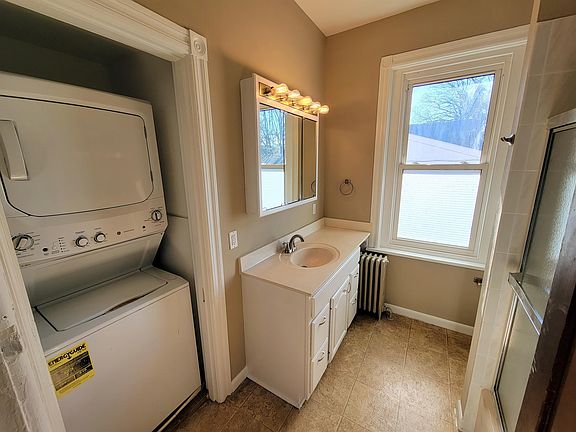 bathroom w/ in-unit washer/dryer