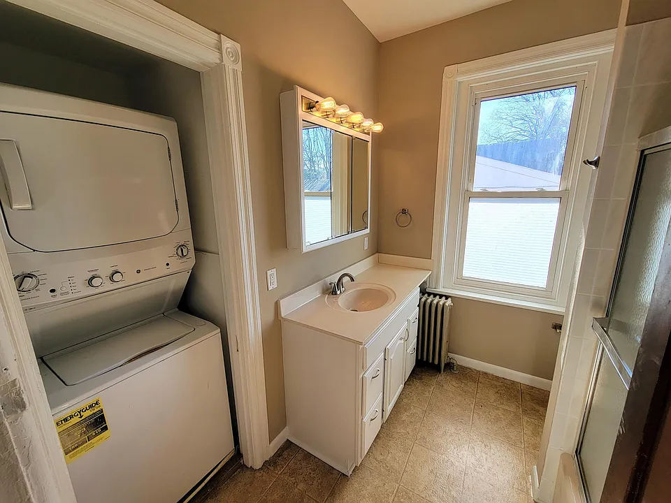 bathroom w/ in-unit washer/dryer