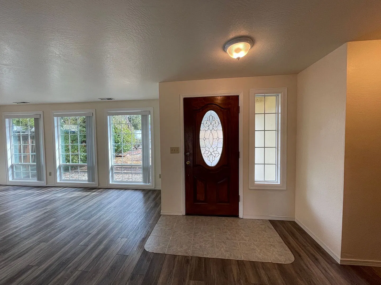 Beautiful 3 Bedroom 2 Bath Home with Spacious Living Areas — Photo 4