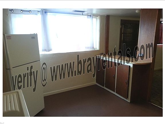1728 Dolores St. kitchen counter