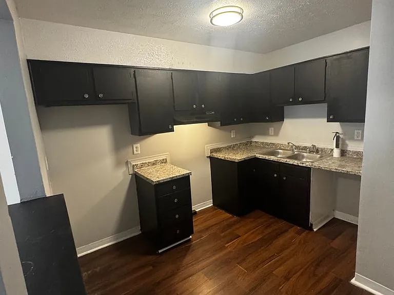 2821 Greenwood Ave — Photo 3