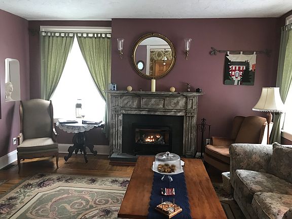 Guest area w/gas fireplace 