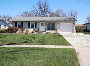 687 Middlebury Ln, Elk Grove Village, IL 60007