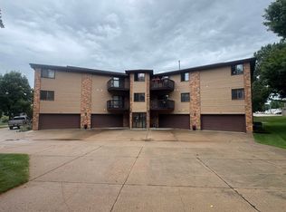 2505 Capitol St APT 301, Yankton, SD 57078