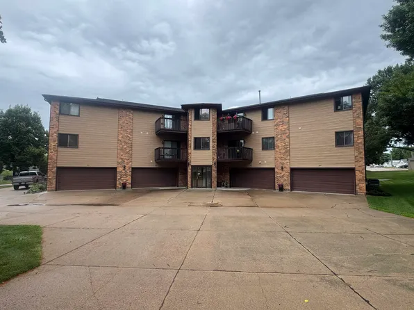 2505 Capitol St APT 301, Yankton, SD 57078