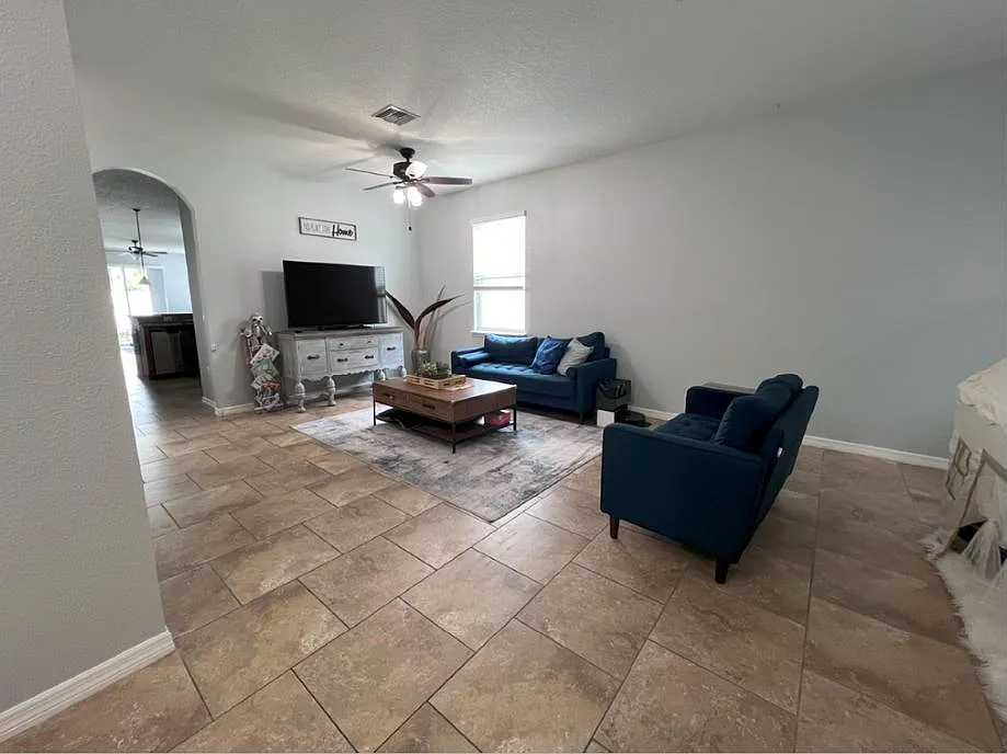 4 bed, 1956 sqft, $2,225 — Photo 4