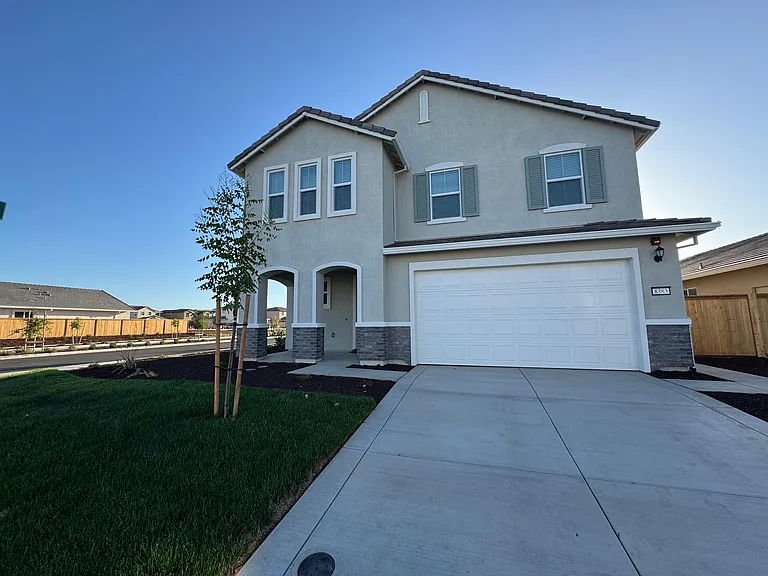 Beautiful house with no direct surrounding two-story neighbor houses