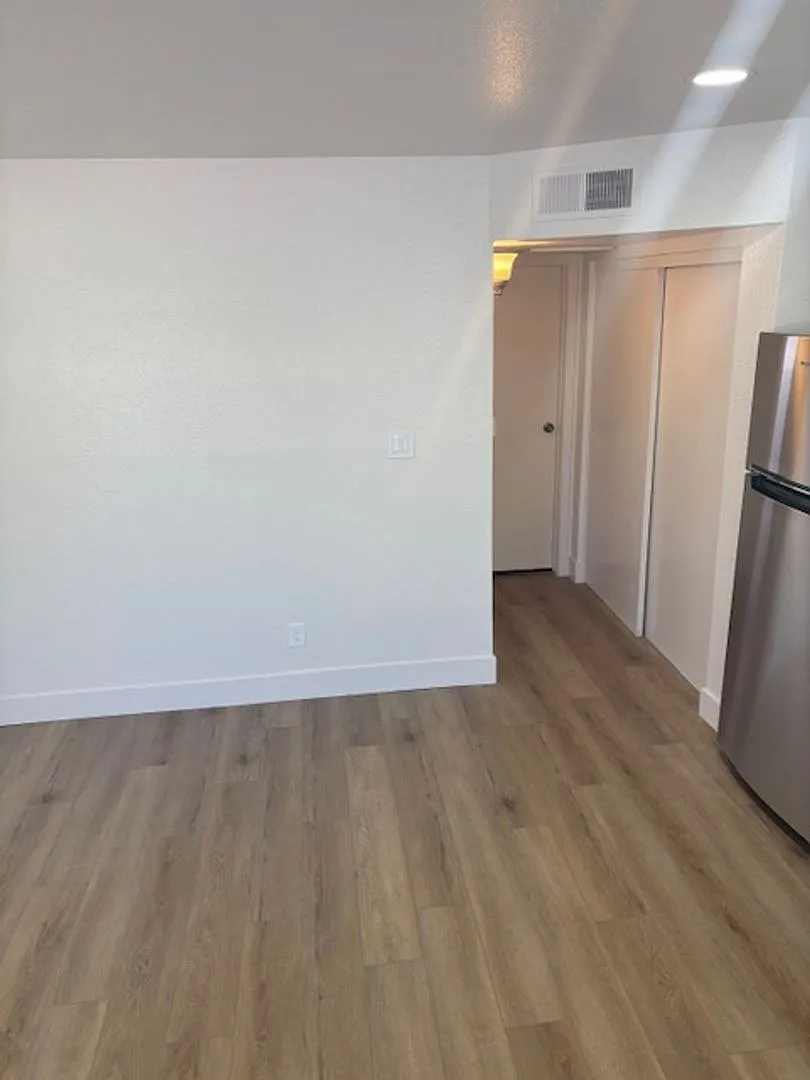 5040 N 18th Ave — Photo 3