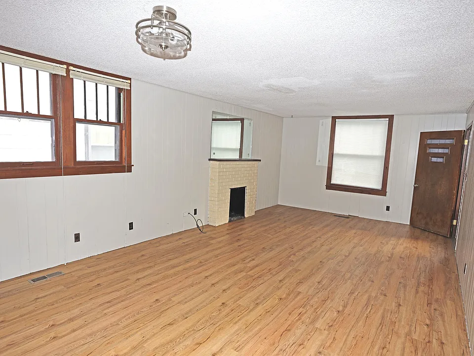 344 E Adams Ave