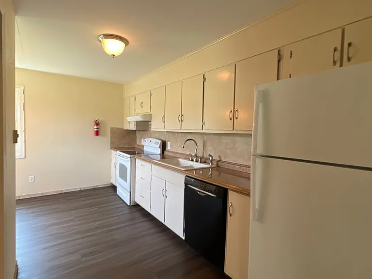 704 Torrey Ln — Photo 7