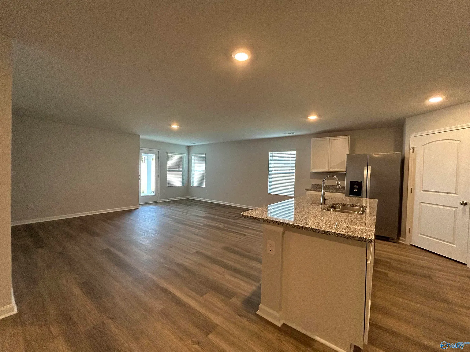 5 bed, 3.0 bath, 2016 sqft, $2,150 — Photo 4