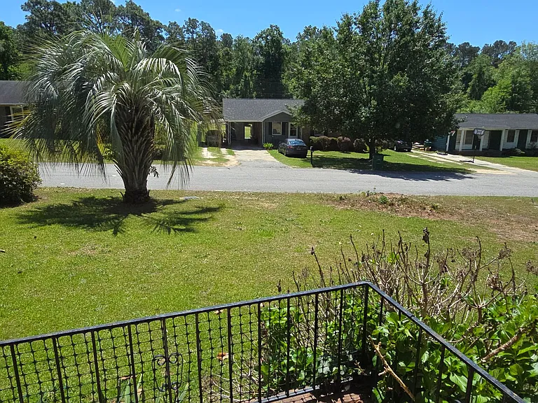 2233 Windsor Dr — Photo 4