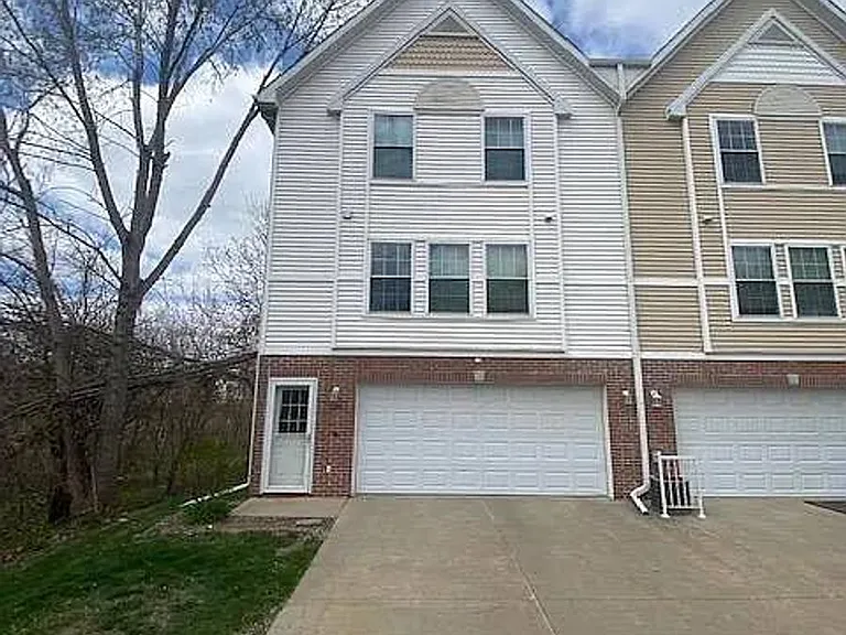 1235 SE Village View Ln — Photo 1