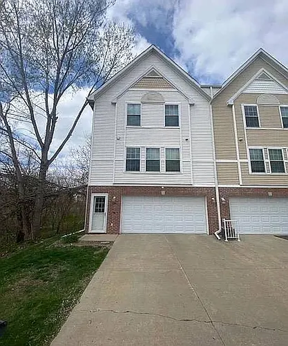1235 SE Village View Ln Photo 1