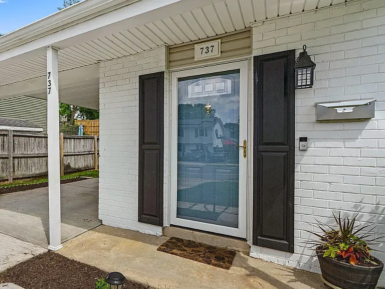 737 Chapelgate Dr — Photo 3