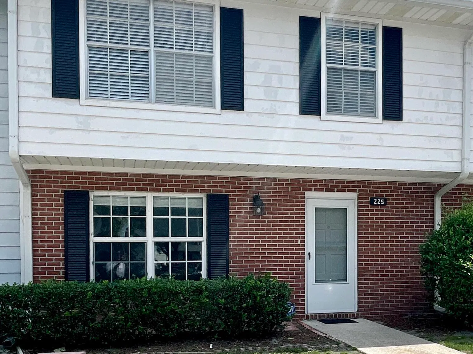 3 bed, 2.5 bath, 1265 sqft, $1,350 — Photo 1
